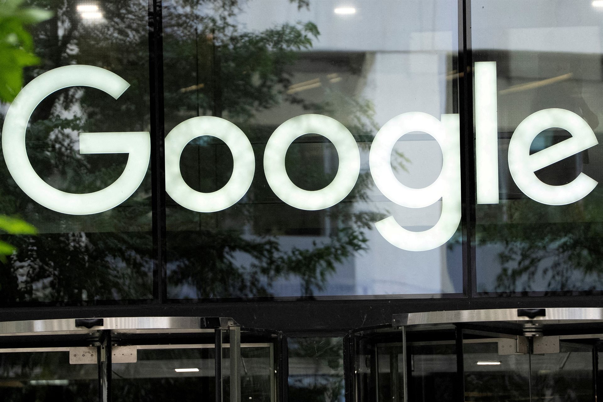Google arama yaparken artık daha fazla reklam gösterecek