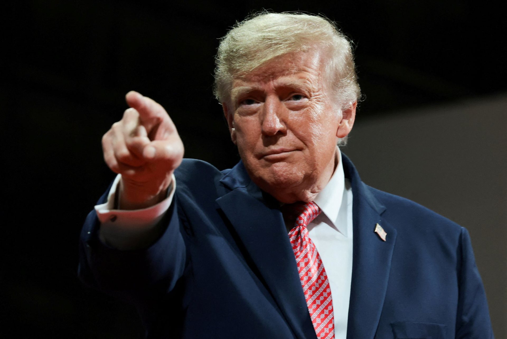 Trump’ın onay oranı yükseldi, Demokratlar seçim anketinde önde