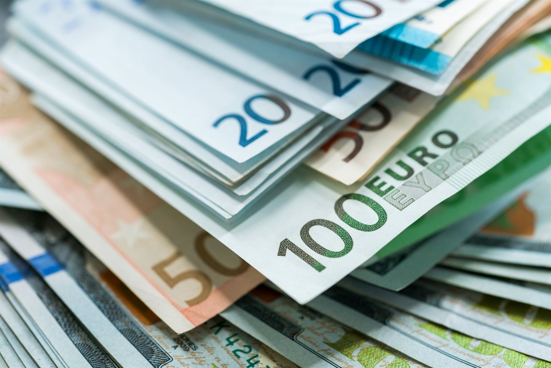 Euro dolar kuru ekim ayında yüzde 1'in üzerinde geriledi