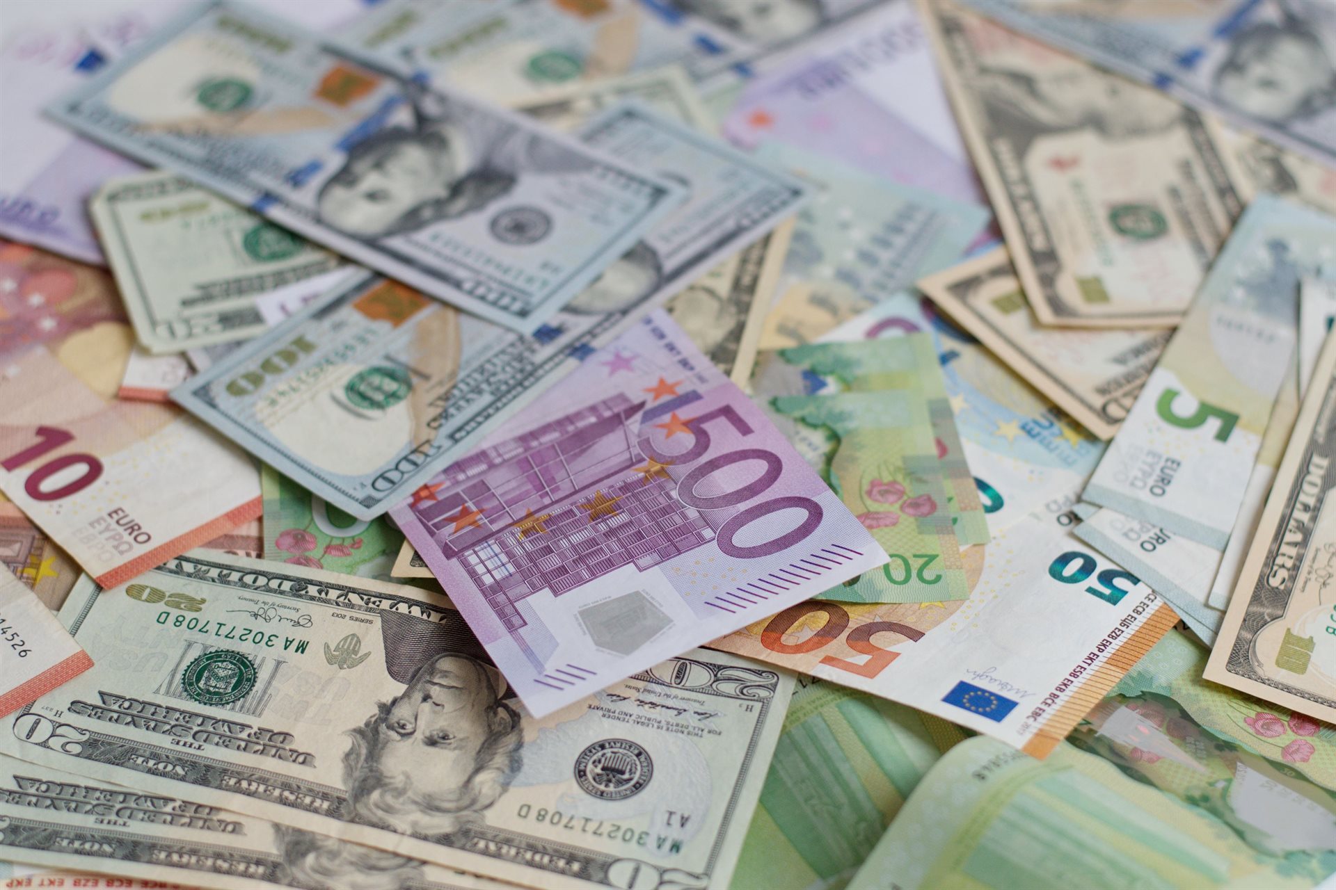 Dolar, euro ve sterlin yükseldi: Döviz kurlarında günün ilk rakamları