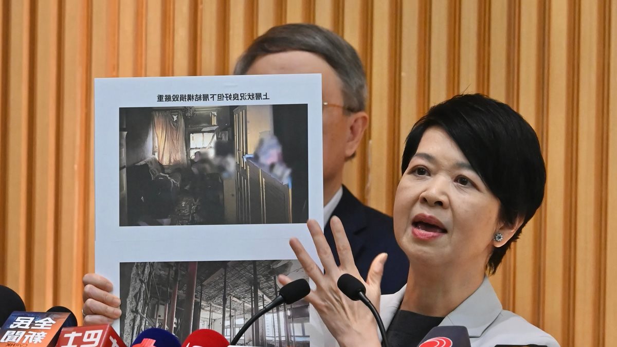 Hong Kong'da 168 kişinin öldüğü yangın sonrası bakan istifa etti