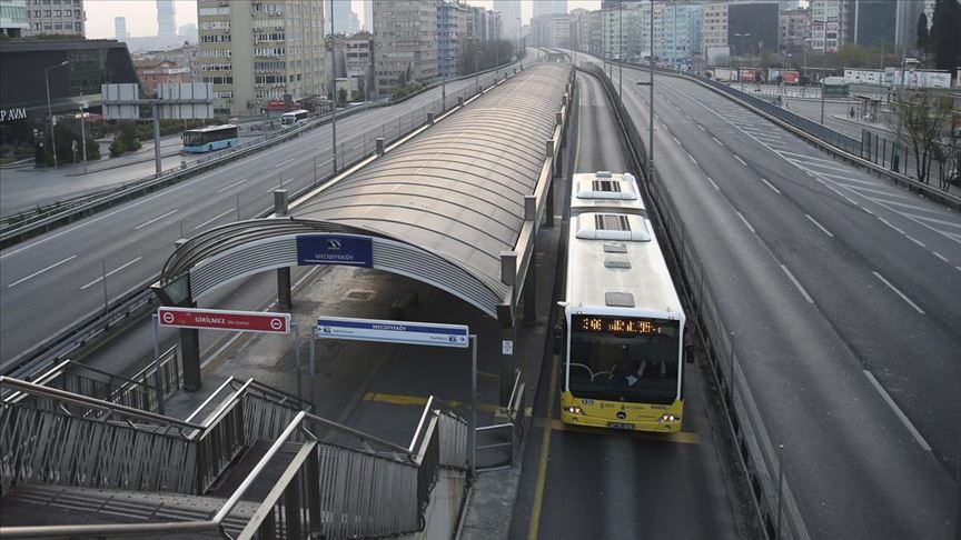 İstanbul'da metrobüs, vapur ve otobüsler hizmet vermeye devam ediyor