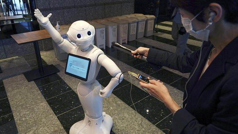 Japonya’da, Covid-19 taşıyan hastalara otellerde robotlar yardımcı oluyor