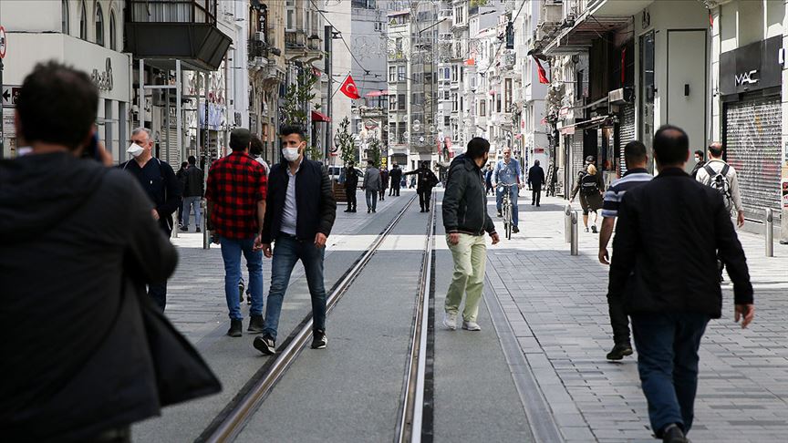 TAKSİM MEYDANI VE İSTİKLAL CADDESİ'NDE MASKE ZORUNLULUĞU VE 3 METRE MESAFE KURALI GETİRİLDİ