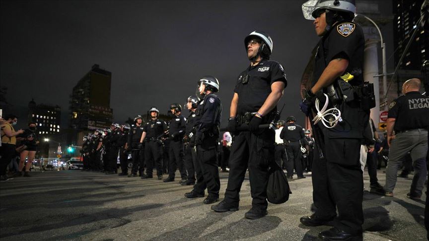 NEW YORK’TA POLİS DEPARTMANININ BÜTÇESİNDEN BİR MİLYAR DOLAR KESİNTİ YAPILACAK