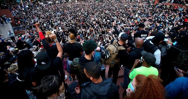 ABD VE AVRUPA'DA KORONAVİRÜS ÖNLEMLERİNİ PROTESTO EYLEMLERİ YAYILIYOR