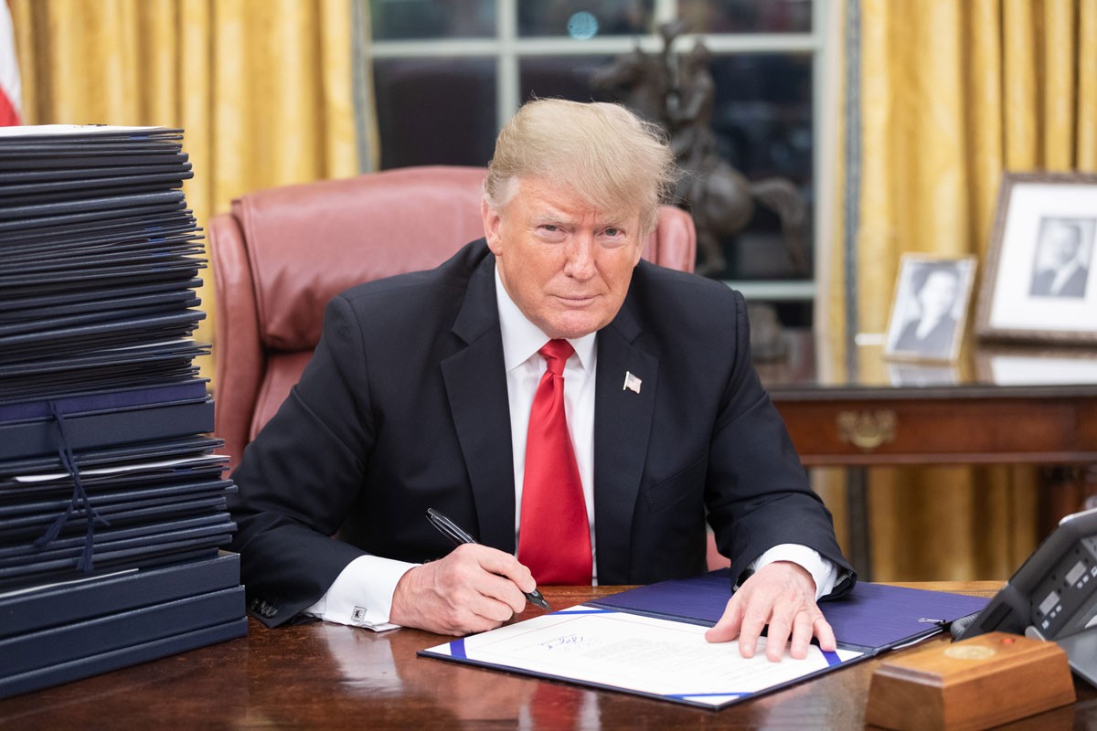AMERİKALI SEÇMENLERİN ÇOĞU TRUMP'IN EKONOMİYE ZARAR VERDİĞİNE İNANIYOR