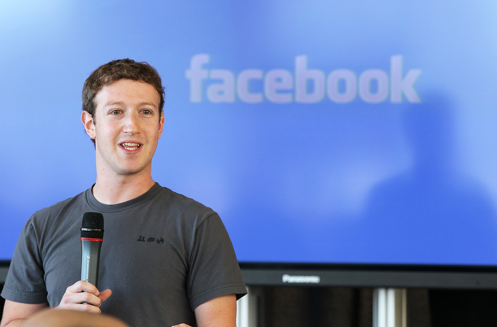 Facebook şirket ismini değiştirmeye hazırlanıyor