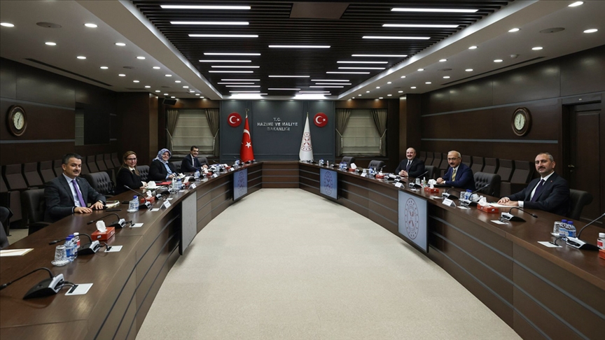 BAKAN ELVAN'IN EV SAHİPLİĞİNDE 6 BAKAN 'EKONOMİ VE REFORM' GÜNDEMİYLE BİR ARAYA GELDİ