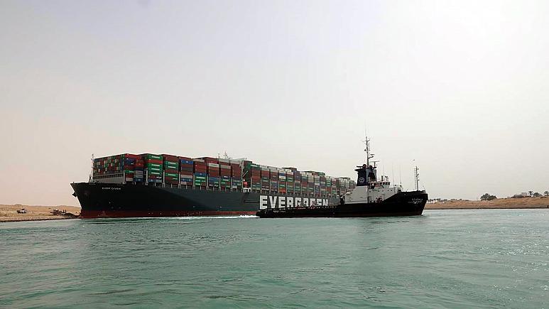 SÜVEYŞ KANALI'NDA GEMİ TRAFİĞİ 1 HAFTA ARANIN ARDINDAN AÇILDI