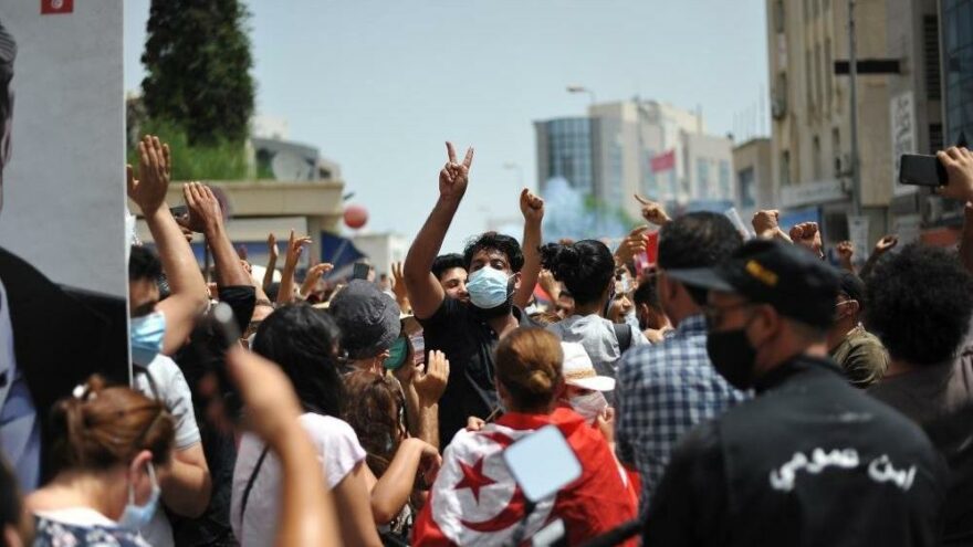Tunus’ta meclisin yetkilerinin dondurulmasına karşı protesto gösterisi yapıldı