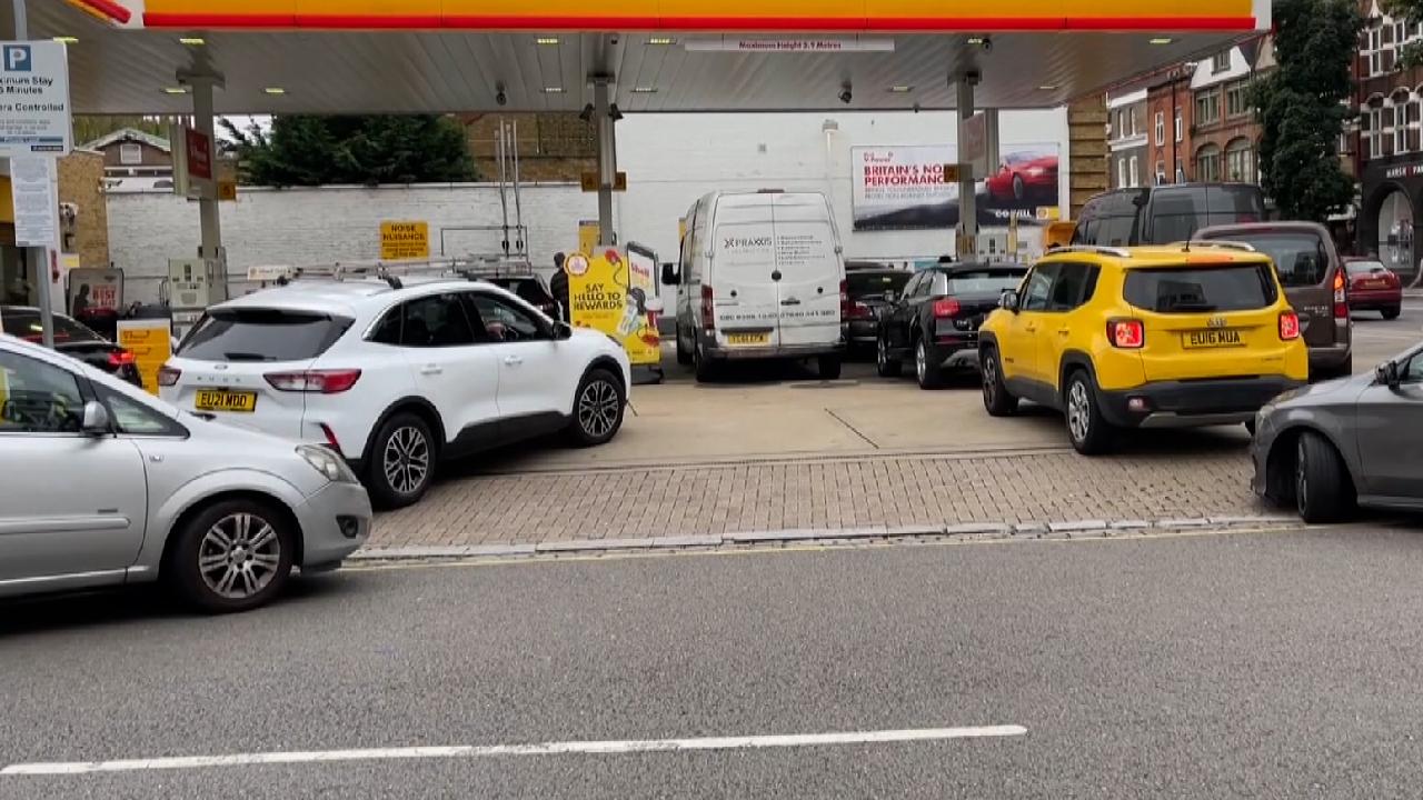 İngiltere'de hükümet akaryakıt krizinin önüne geçmek için harekete geçti