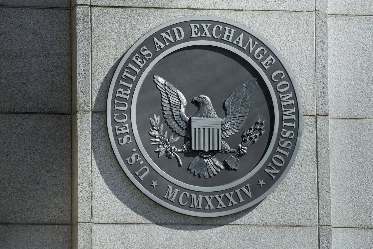 SEC, dünyanın en büyük merkezsiz kripto para borsasını incelemeye aldı