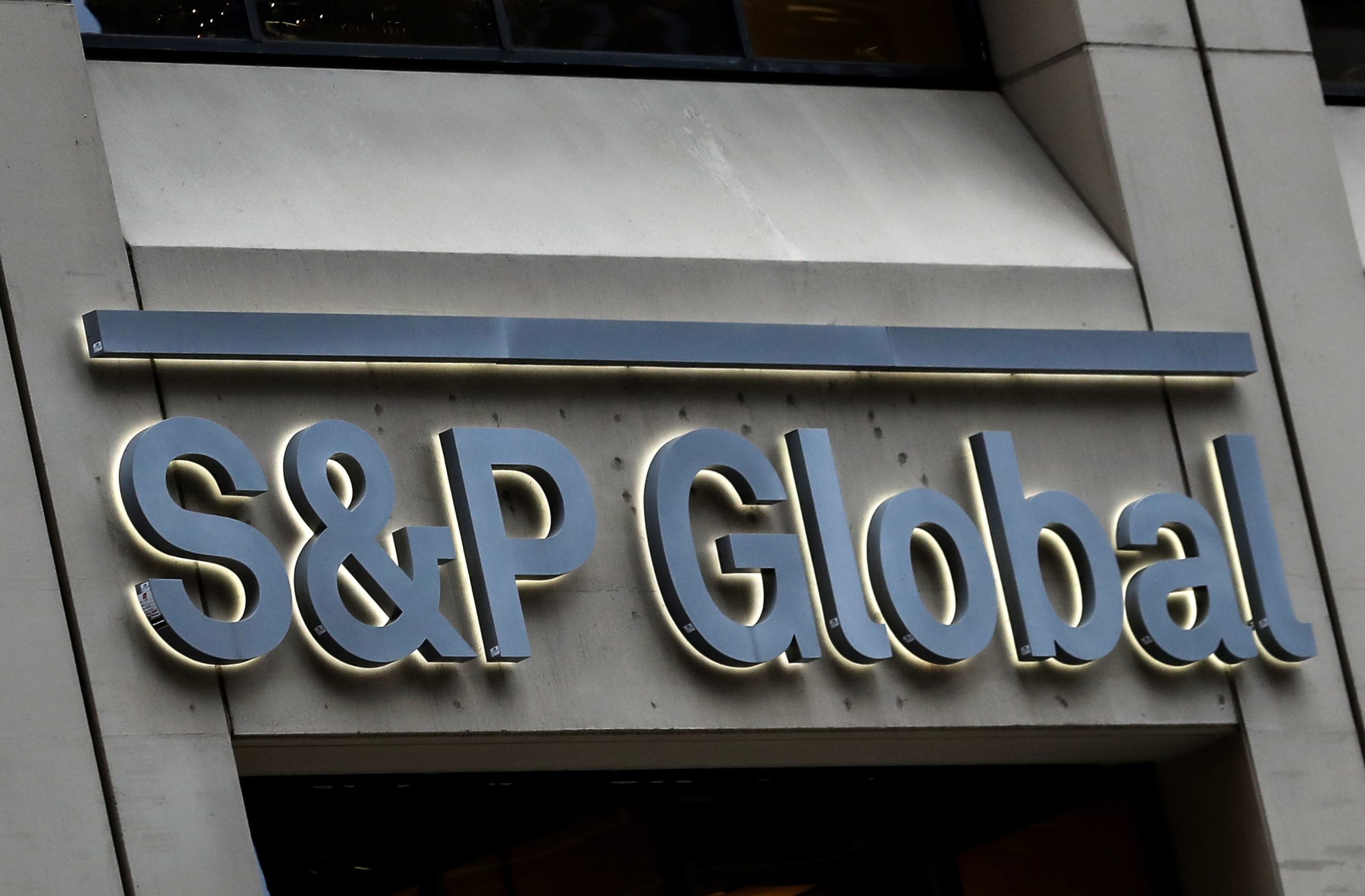 S&amp;P, zorlu faaliyet şartlarına işaret ederek bazı ABD bankalarının notlarını düşürdü