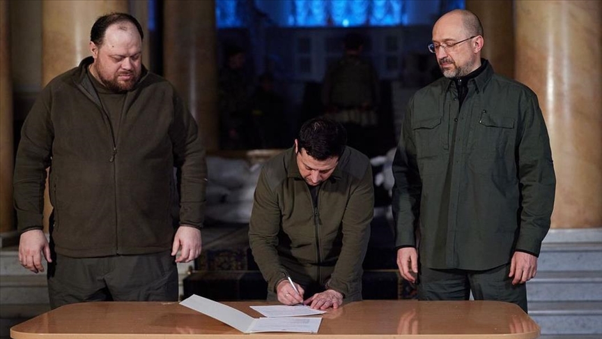 Zelenskiy, AB'ye katılım için başvuru dilekçesini imzaladı