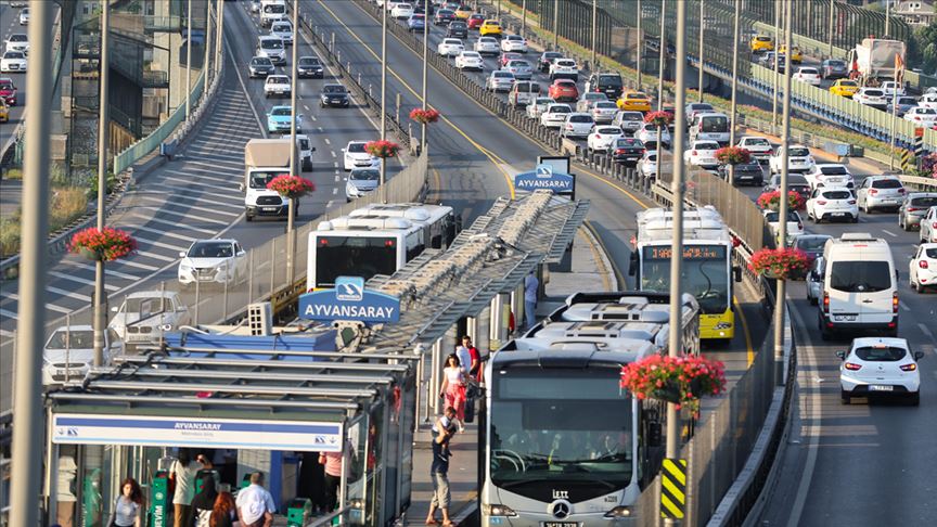 Ramazan Bayramı'nda ulaşımda yoğunluk: İstanbul Havalimanı'ndan 892 bin yolcu, otoyollardan 8 milyonun üzerinde araç geçti