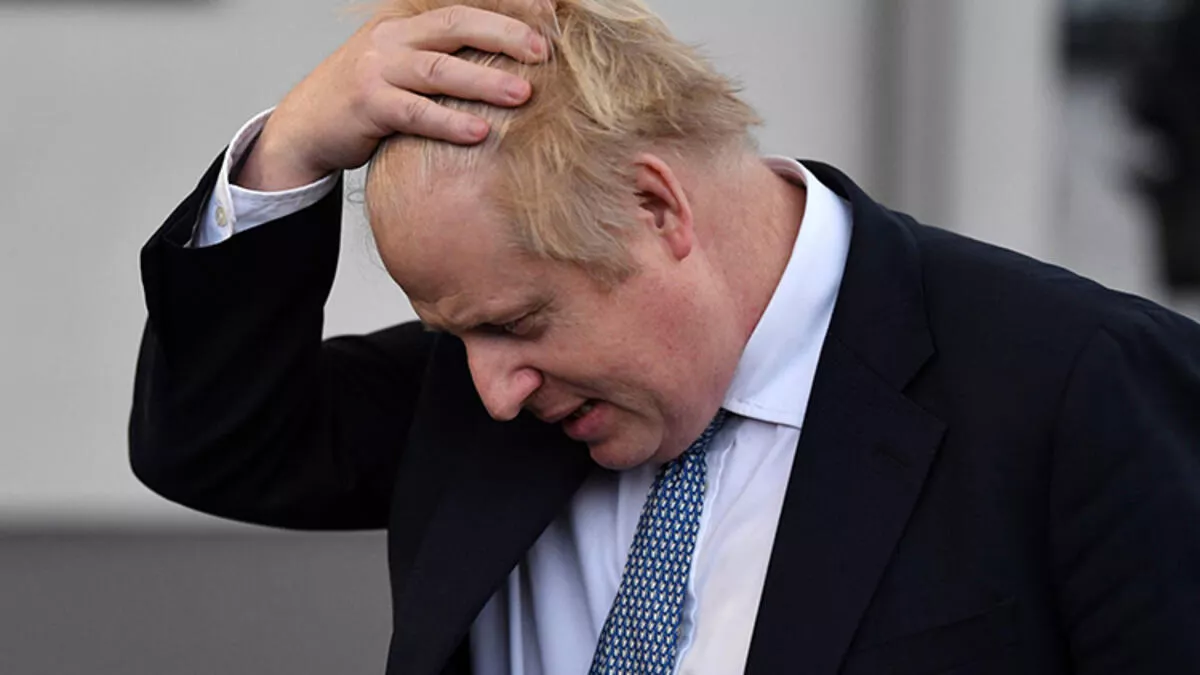 İngiltere Başbakanı Johnson istifa mektubunu yazıyor