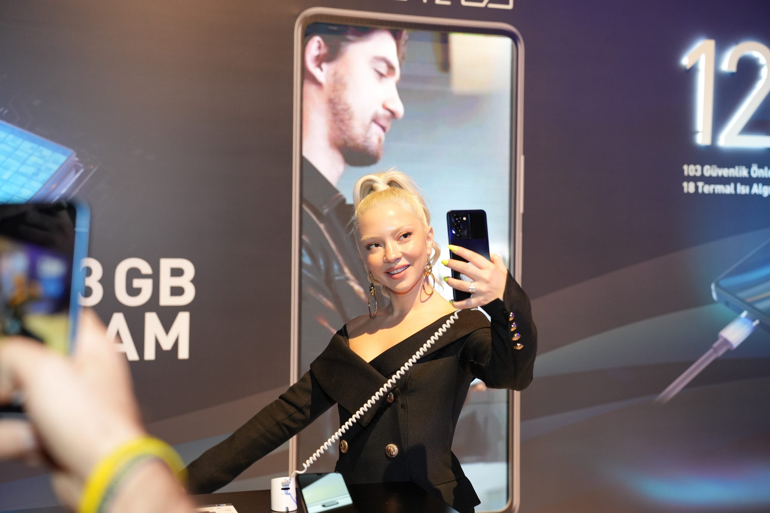 Infinix’in 17 dakikada %100 şarj olan NOTE 12 VIP modeli Türkiye’de!