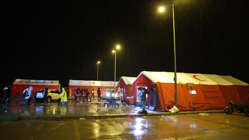 Depremden etkilenen şehirlerde sahra hastaneleri kuruldu