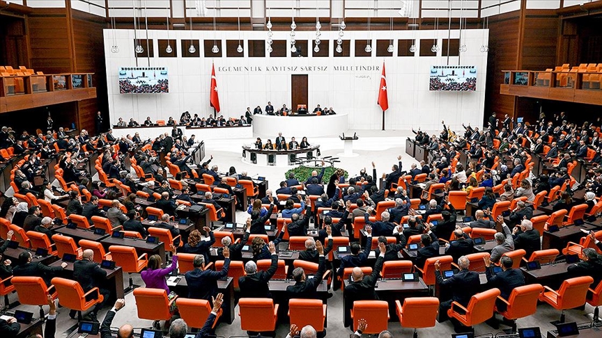 Sosyal medya ve doğum izni paketi Meclis’te kabul edildi