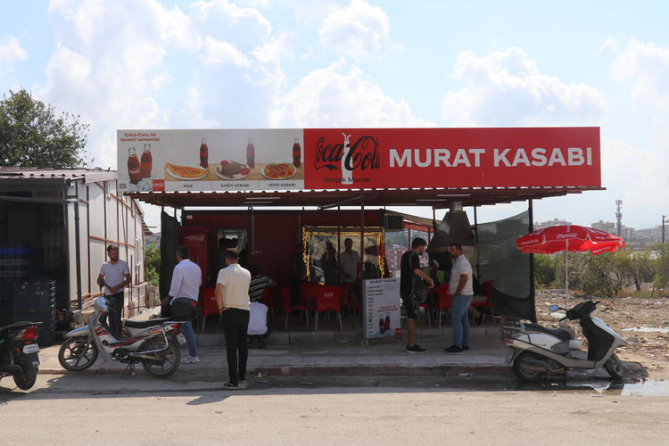 Coca-Cola'dan depremzede esnafa iş yeri desteği