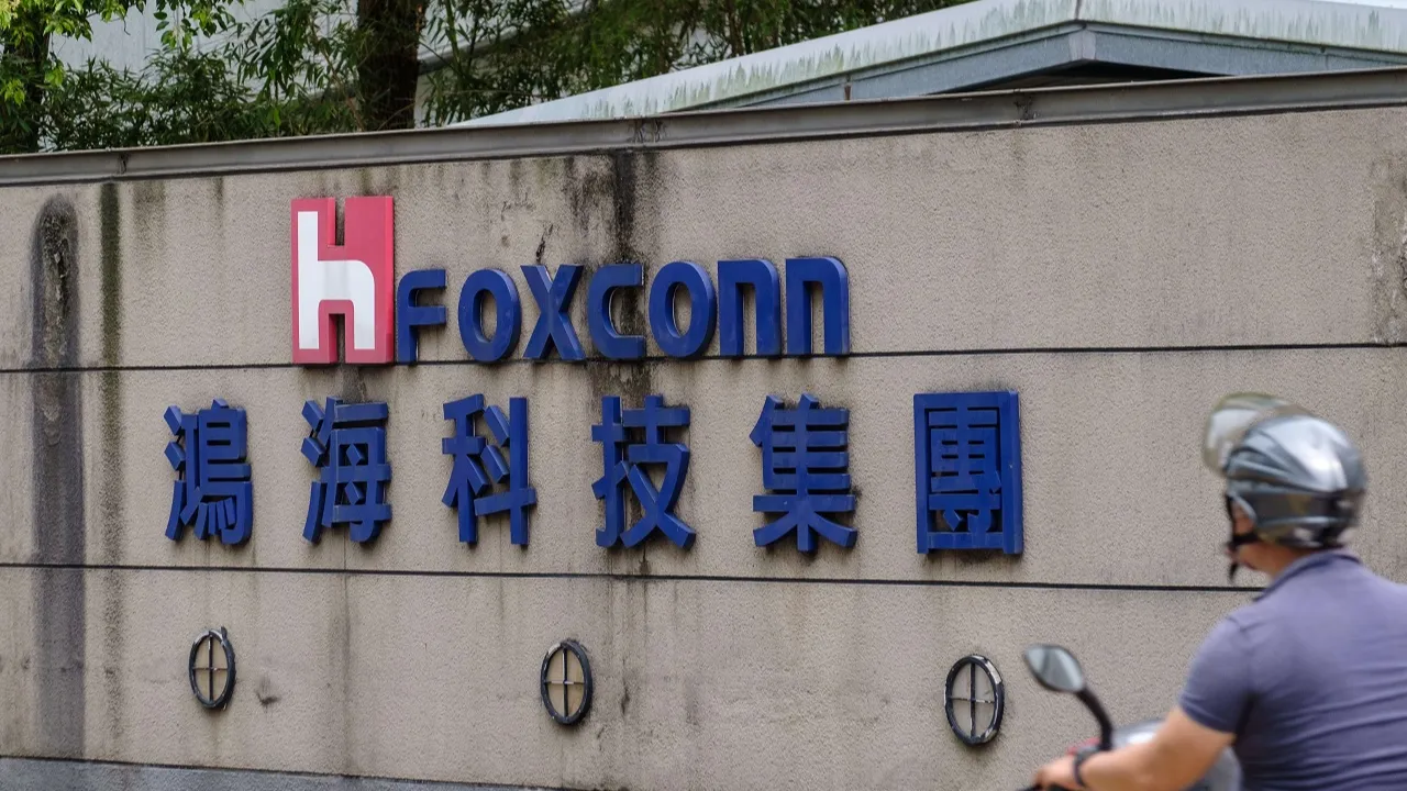 Çi̇n iPhone'un üreti̇ci̇si̇ Foxconn'a vergi̇ cezası kesti̇
