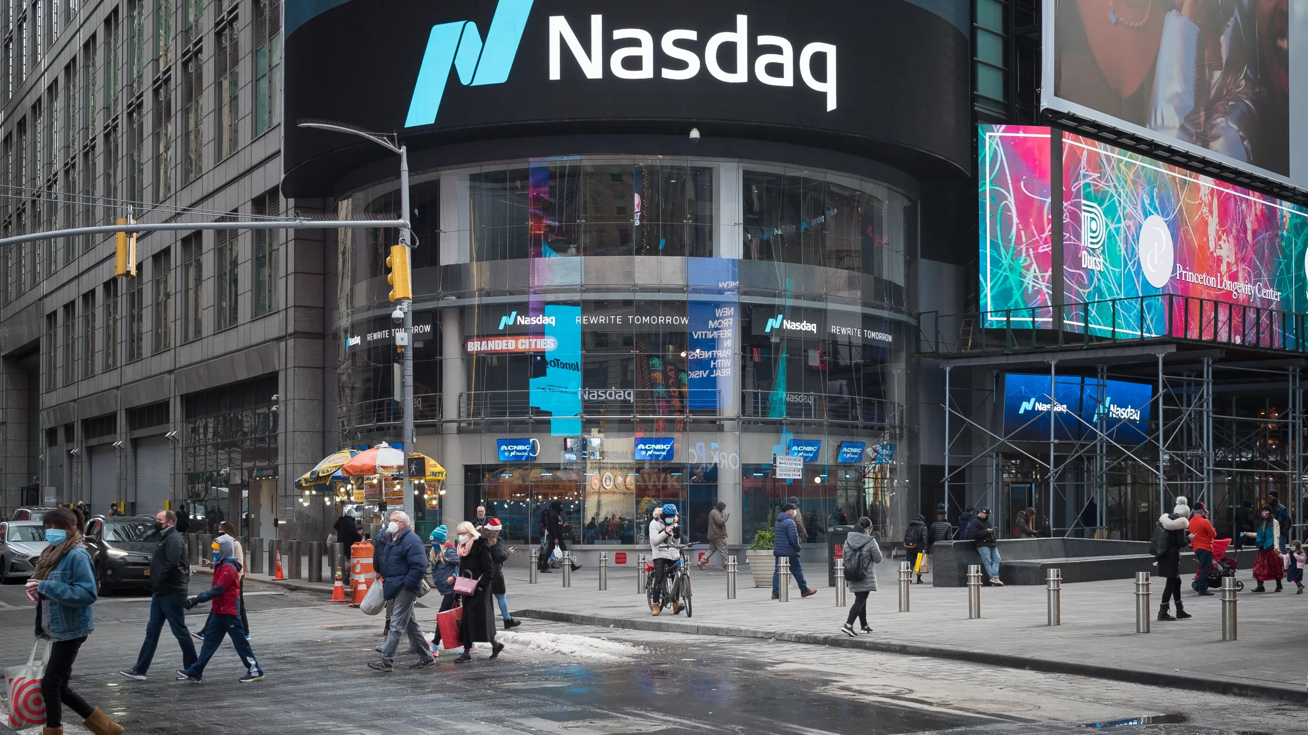 Nasdaq, dün Wall Street'te yaklaşık 2 yılın en yüksek seviyesinden kapandı