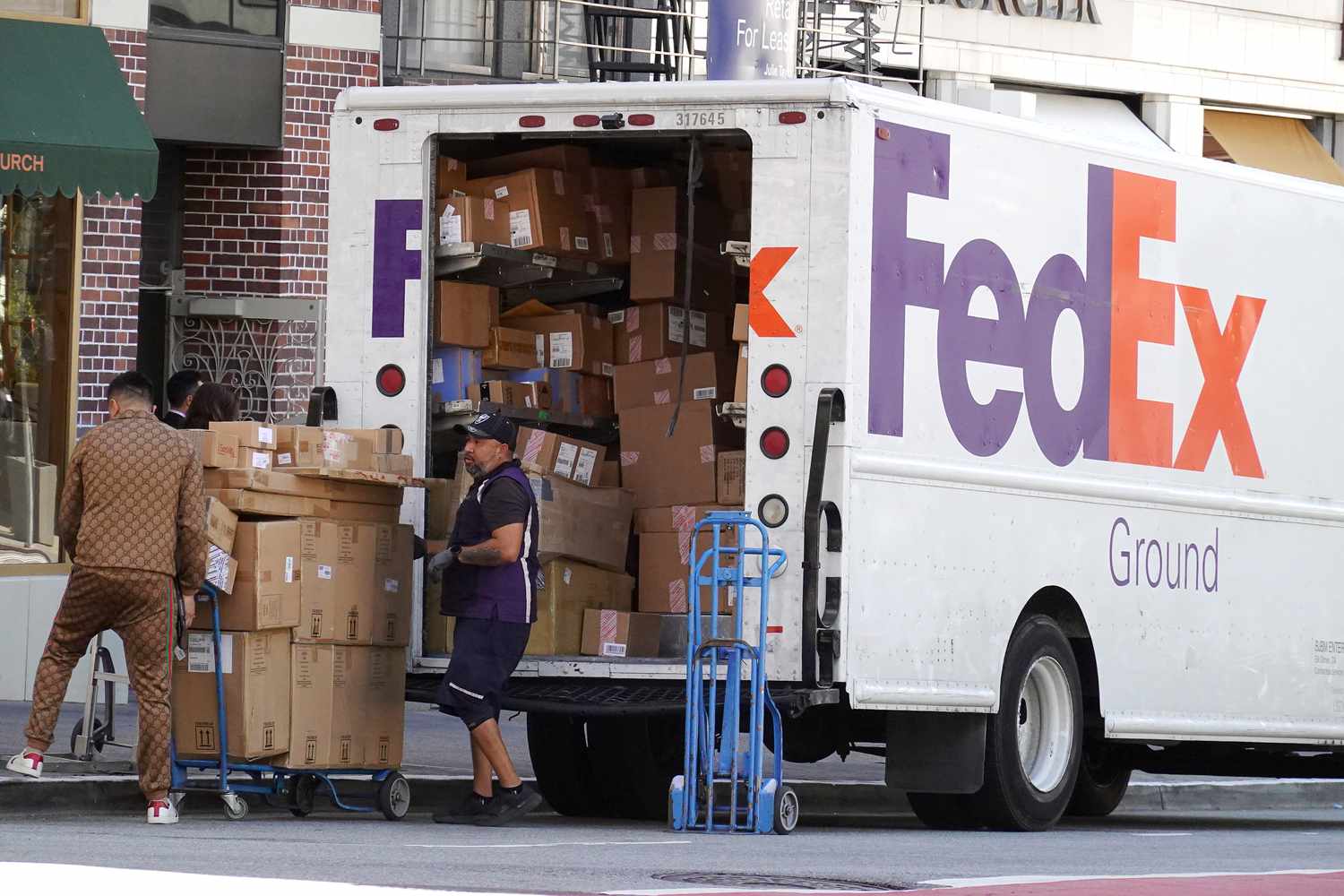 FedEx, yıllık gelir tahminini düşürdü
