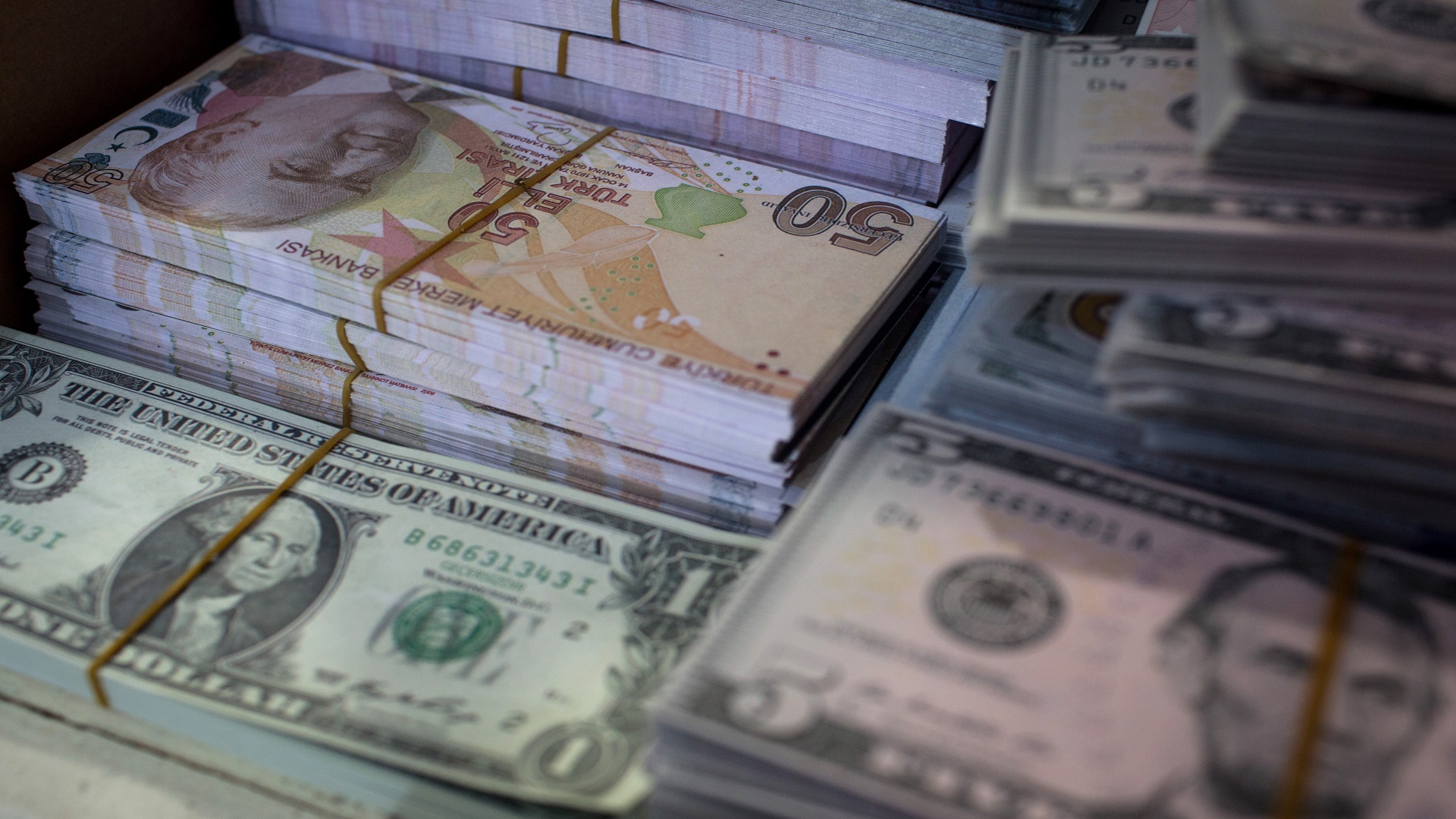 Döviz hesapları için TL cinsinden tesis edilen ilave zorunlu karşılık artışının etkisi 125,8 milyar lira oldu