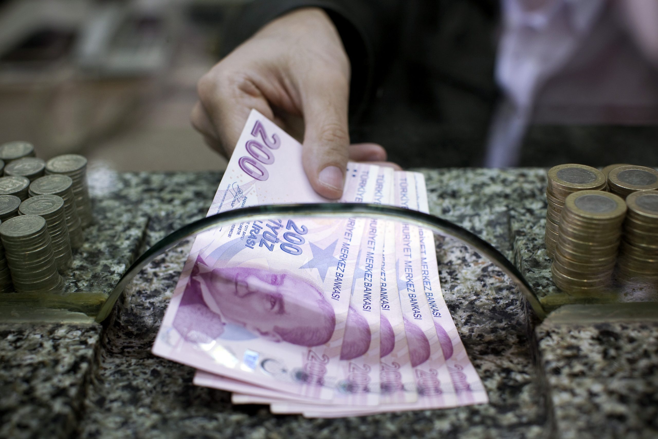 Tüketicilere 7 bin lirayı aşan ödemelerde banka veya kredi kartı kullanma zorunluluğu getiriliyor