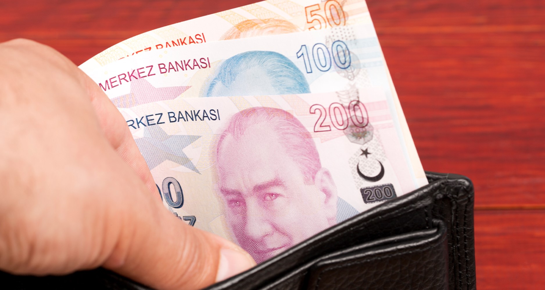 Asgari ücret net 22 bin 104 lira olarak belirlendi.