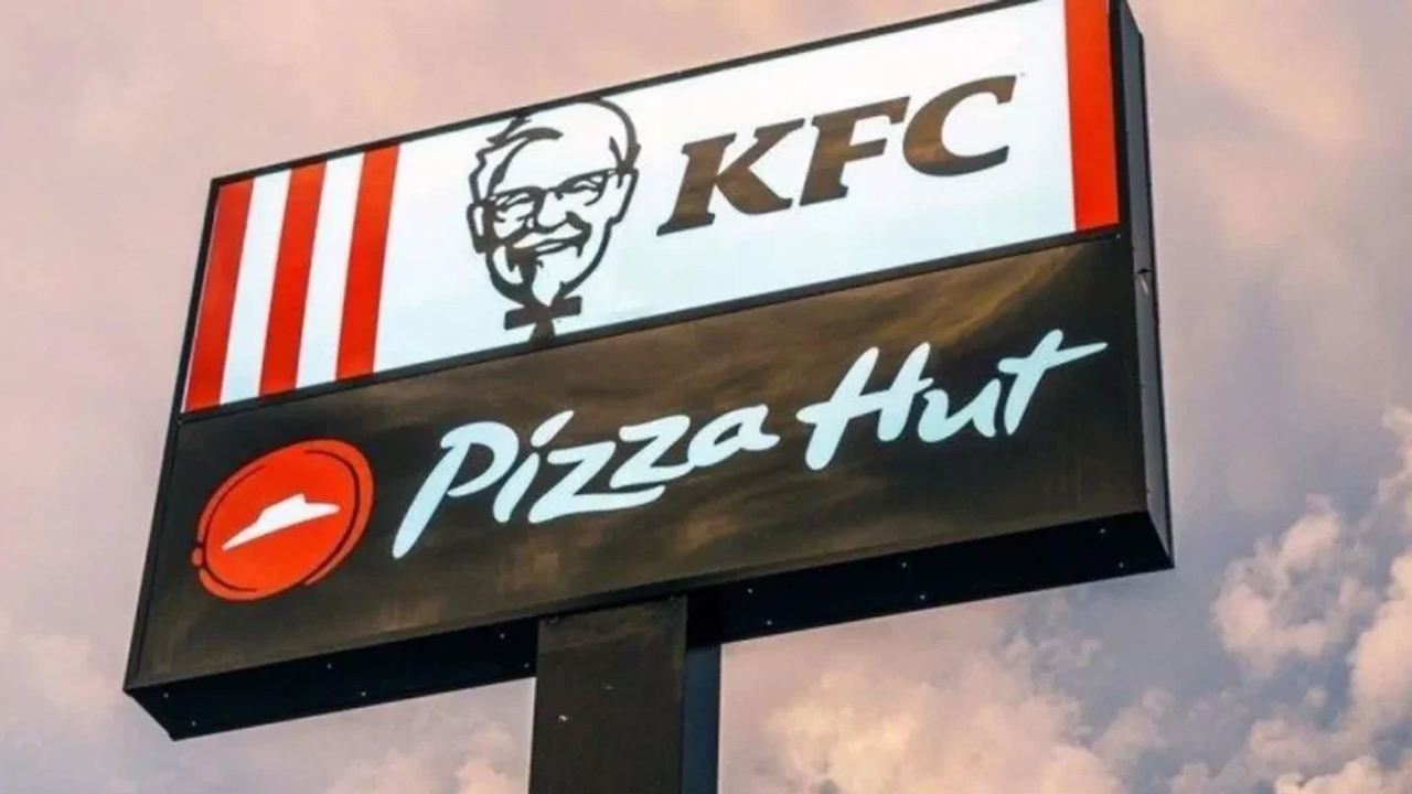 KFC ve Pizza Hut çalışanları, maaş ve hak ödemelerini protesto ediyor