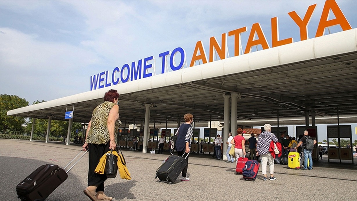 Antalya'da temmuz ayı ziyaretçi rekoru kırıldı: Bir günde 102 bini aşkın yabancı girişi!