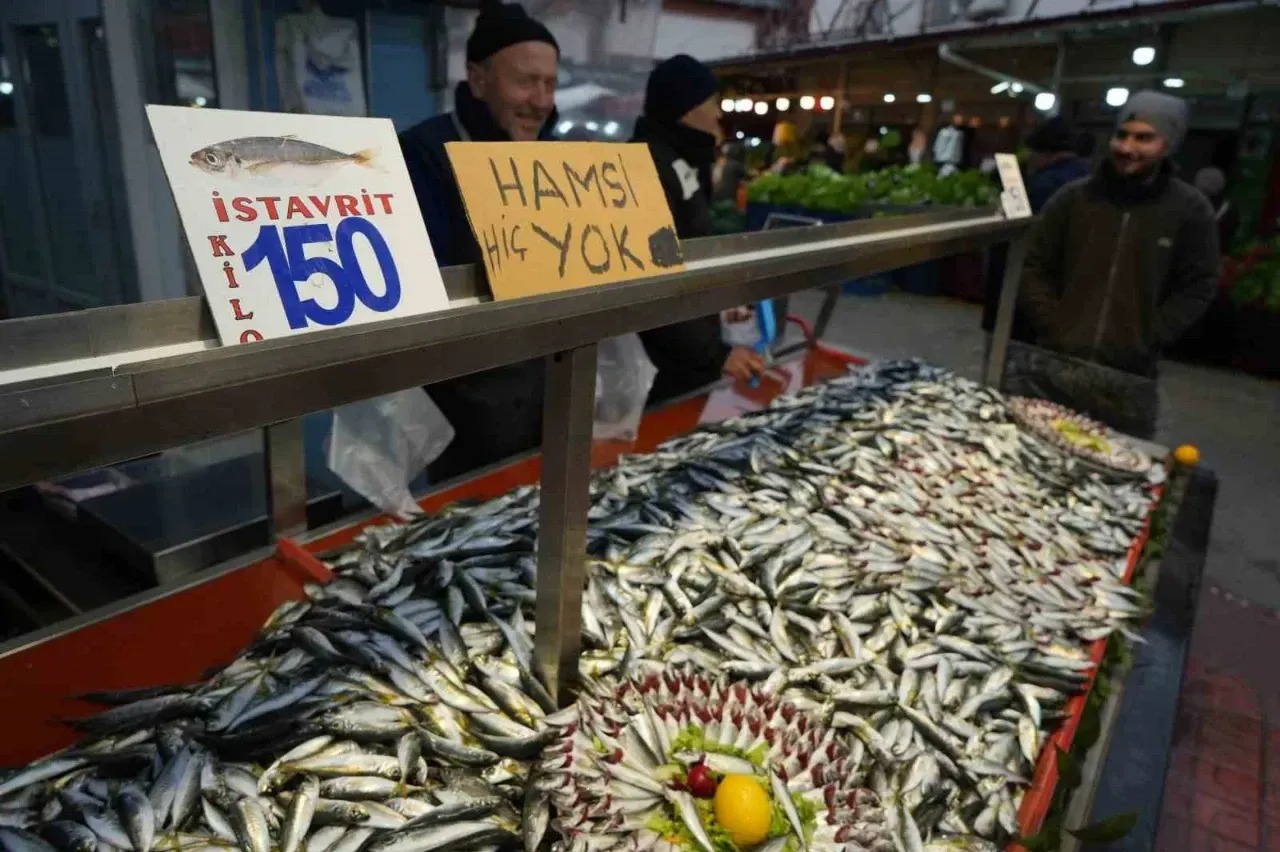 Hamsi krizi tezgahları vurdu! Balık fiyatları ikiye katlandı