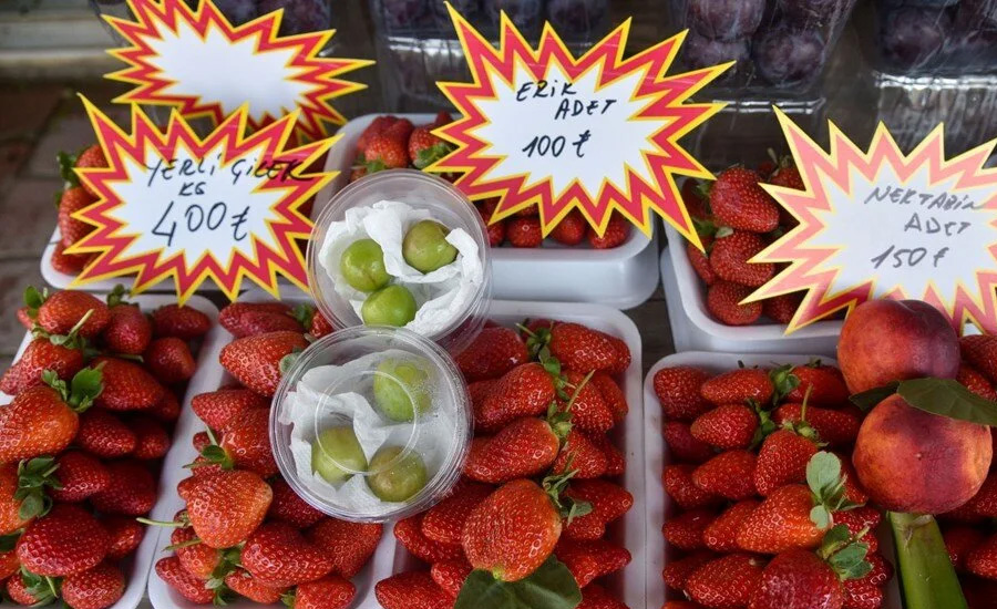 Vatandaş meyveyi de taneyle alıyor! Nektarin, şeftali 150, erik 100 lira!