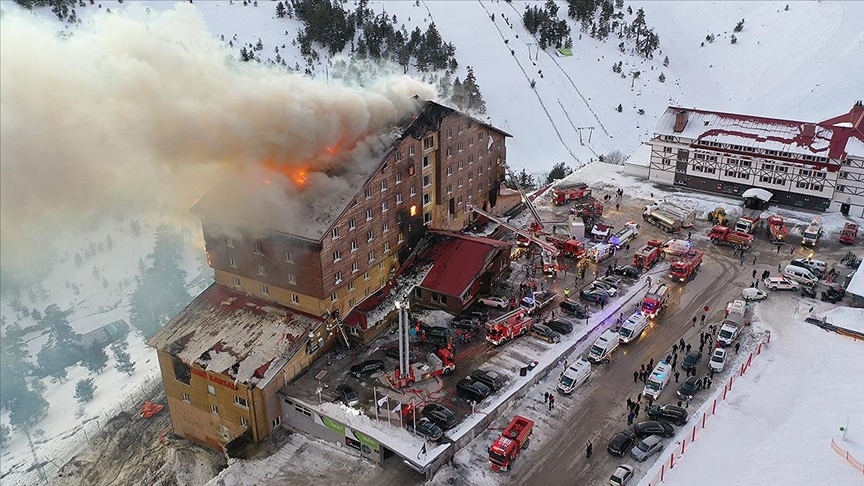 Son dakika: Kartalkaya Kayak Merkezi'nde otel yangını: Bakanlıktan açıklama geldi