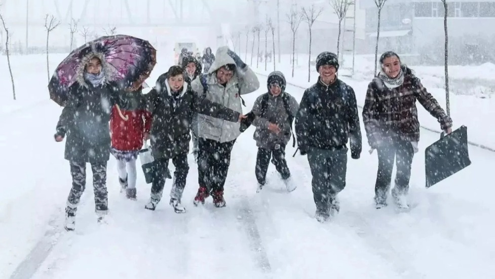 Pazartesi okullar tatil olacak mı? 24 Şubat İstanbul’da kar tatili açıklaması