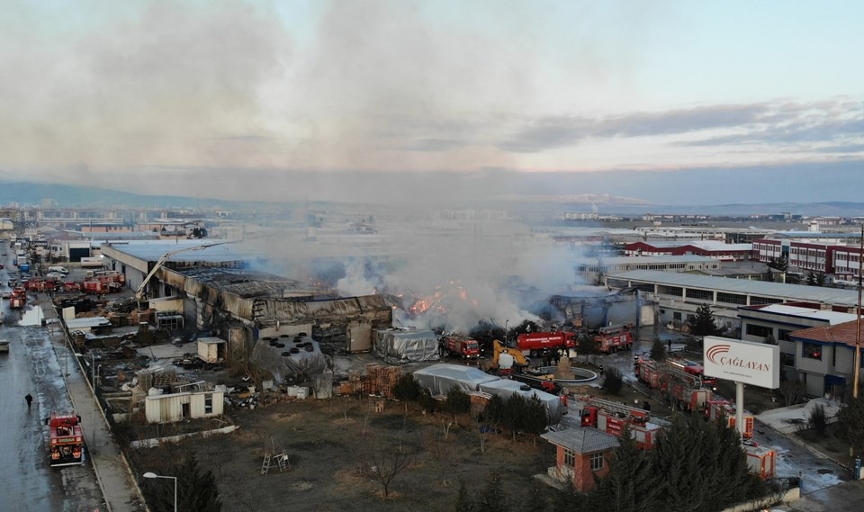 Afyonkarahisar’da fabrika yangını: Alevlerle mücadele saatlerdir sürüyor