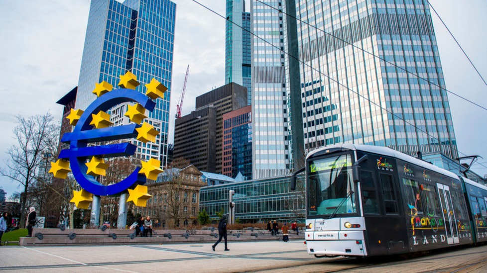 Euro Bölgesi'nde yıllık enflasyon şubatta geriledi