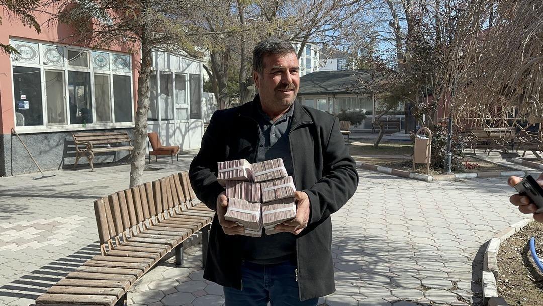 Evde otururken fark etti! Hesabına 1 milyon 152 bin TL geldi! Önce parayı çekti sonra da...