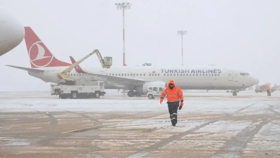 İstanbul'da kar yağışı alarmı! THY seferleri iptal edildi