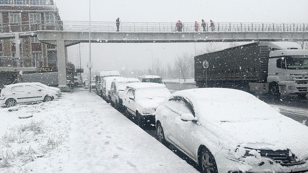 İstanbul'un ilçelerinde kar yağışı etkisini artırdı: Trafik yoğunluğu %90 seviyesinde