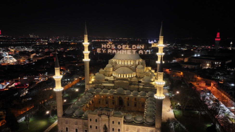 Osmanlı geleneği mahyalar, camilere asılmaya başlandı