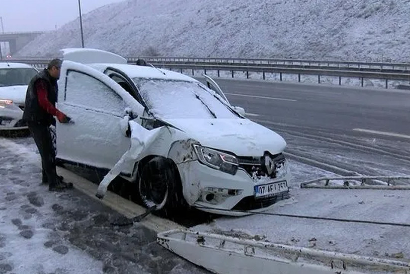 Oto sanayilerde kar mesaisi! Karda kaza yapan soluğu oto sanayide aldı