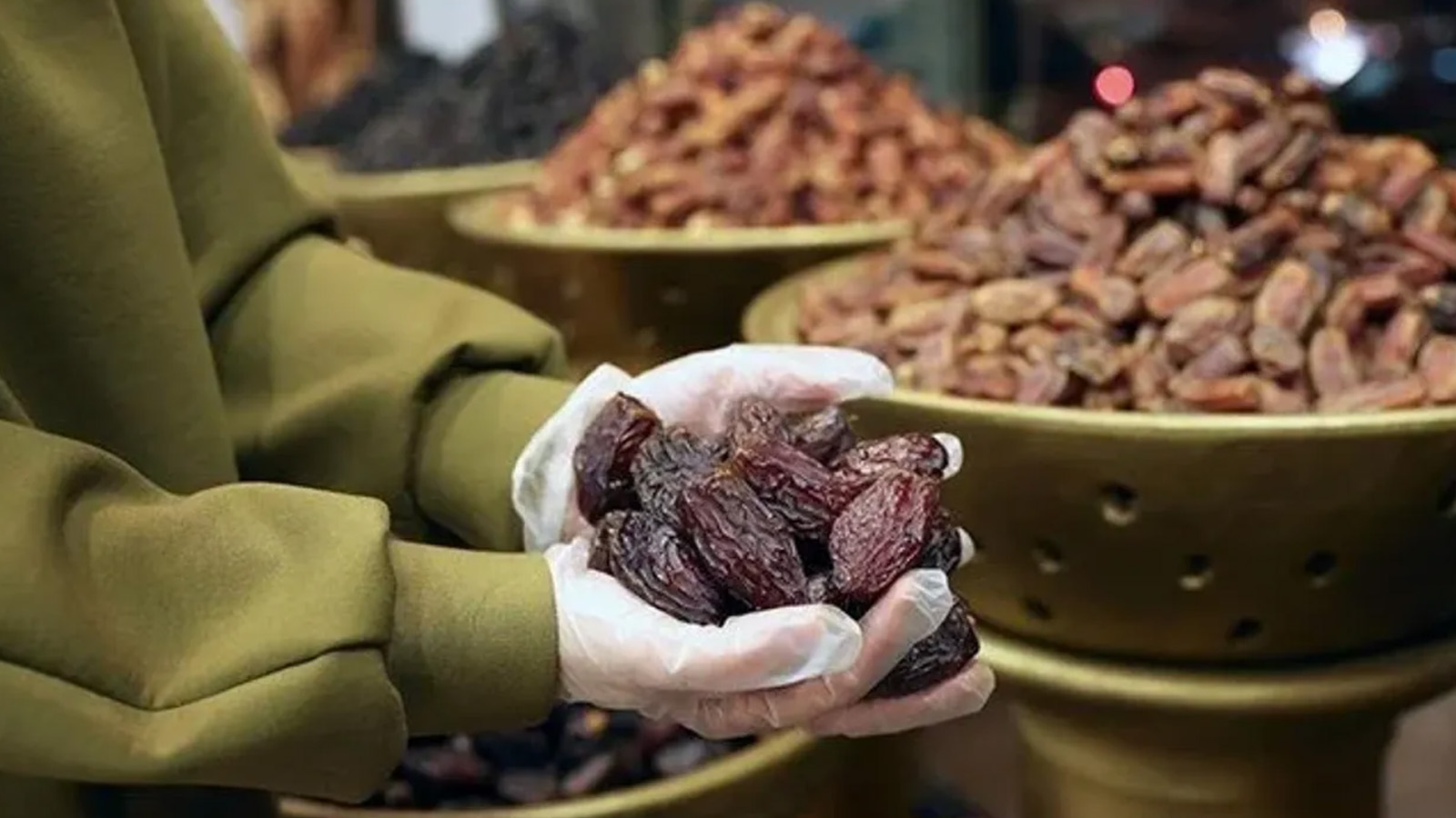 Ramazan yaklaşırken hurmaya da zam geldi! Ramazan ayının vazgeçilmezi hurma, tanesi 20 liradan satılıyor.