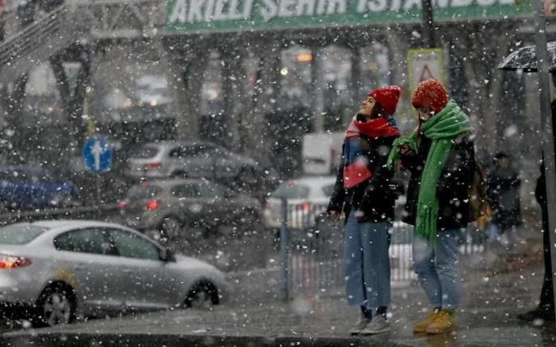 Son Dakika: AKOM, Meteoroloji ve Valilik uyarmıştı! İstanbul'da beklenen kar yağışı başladı