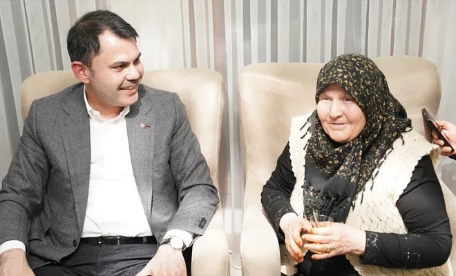 Bakan Kurum'dan 75 yaşındaki Nelbi teyzeye anlamlı ziyaret
