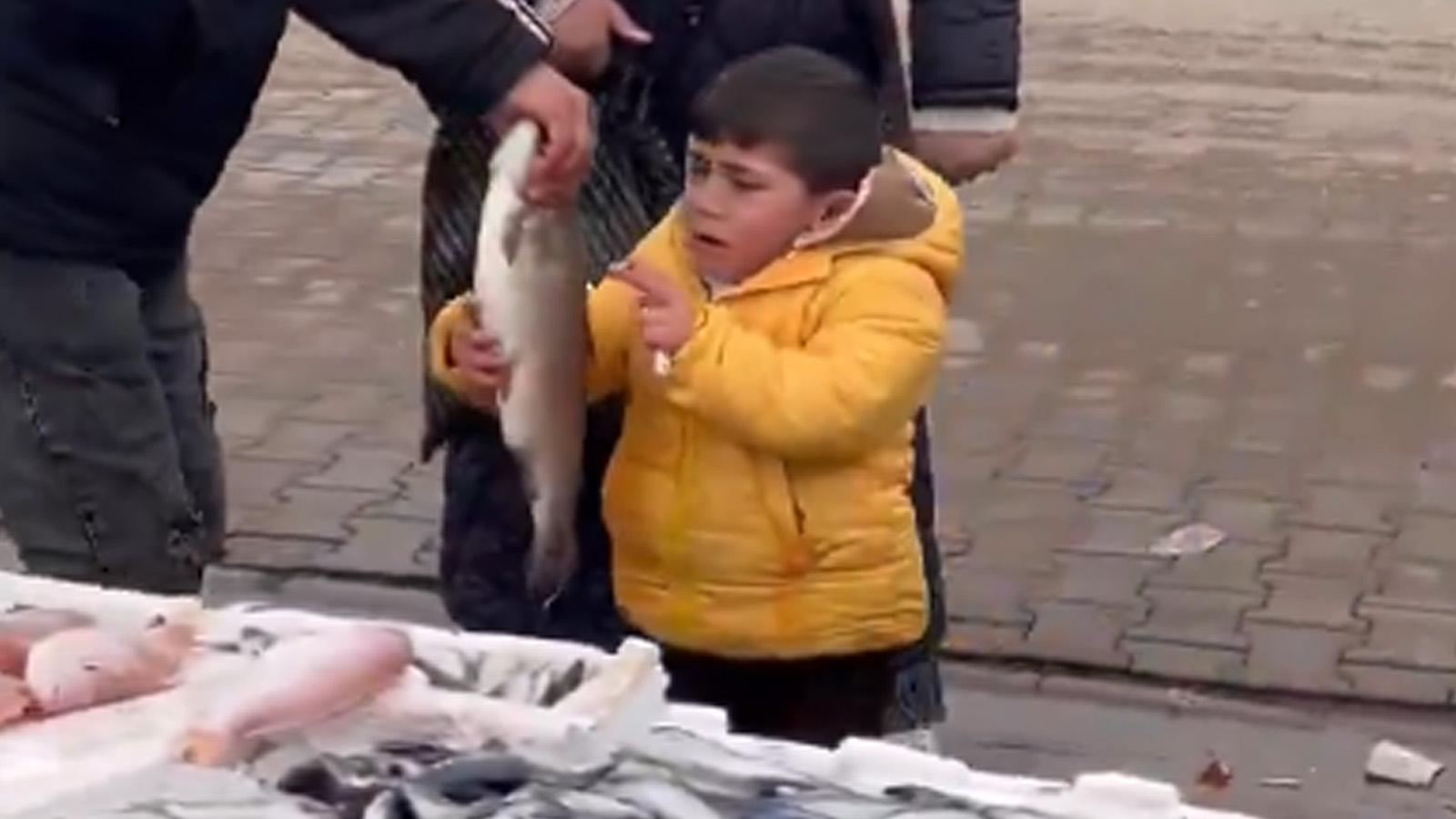 Sivas'ta annesi balık almadığı için ağlayan çocuğa balık hediye edildi