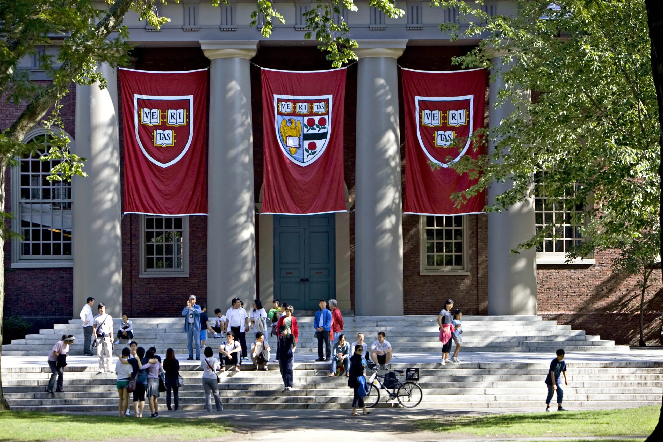 Harvard Üniversitesi, yıllık geliri 200 bin doların altında olan ailelerden öğrenim ücreti almayacak