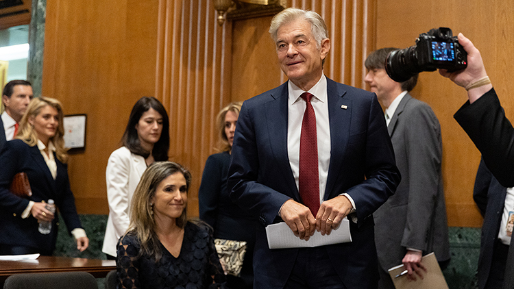 Trump’ın federal sağlık kurumu adayı Mehmet Öz, senato onay oturumuna katıldı